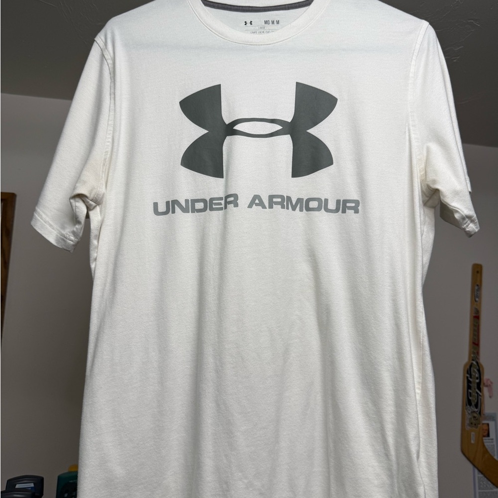 Under Armour Men's white Tee with Gray Logo